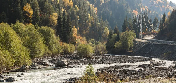 Stormachtige berg rivier Patara Enguri stroomt aan de voet van de bergen in Svaneti in het bergachtige deel van Georgië in de vroege ochtend — Stockfoto