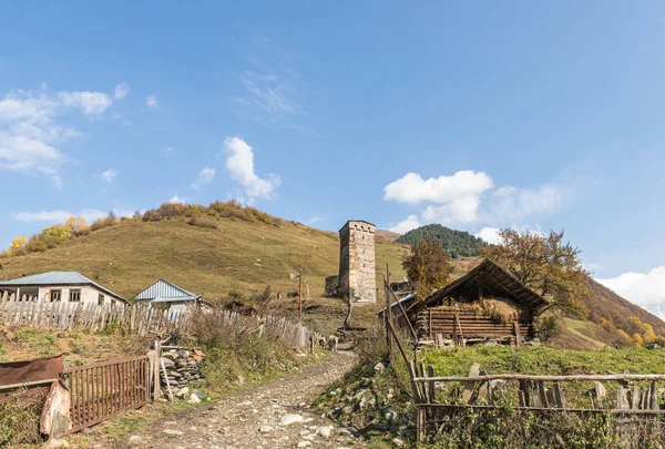 Opuszczona wioska stoi u podnóża góry w Svaneti w górzystej części Gruzji — Zdjęcie stockowe