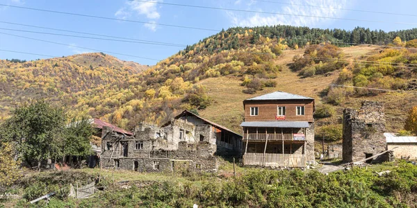 En enda gård ligger vid foten av bergen i Svaneti i den bergiga delen av Georgien tidigt på morgonen — Stockfoto