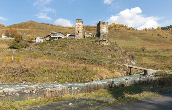 Mała wioska znajduje się na zboczu góry w Svaneti w górzystej części Gruzji — Zdjęcie stockowe