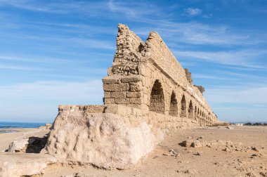 Caesarea, İsrail yakınlarındaki antik Roma su kemerinin kalıntılarının sabah görüntüsü