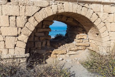 Caesarea, İsrail yakınlarındaki antik Roma su kemerinin kalıntılarının sabah görüntüsü