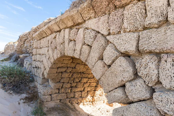 Morning view of the remains of an ancient Roman aqueduct located near Caesarea in Israel — Stock Photo, Image