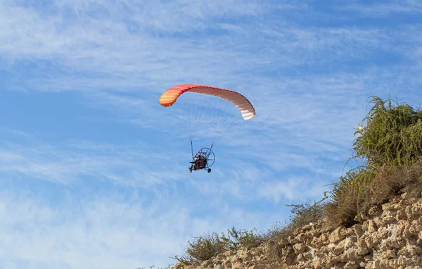 Atletas em um paraquedas motorizado voam sobre as ruínas do aqueduto romano perto da cidade de Cesareia, no norte de Israel — Fotografia de Stock