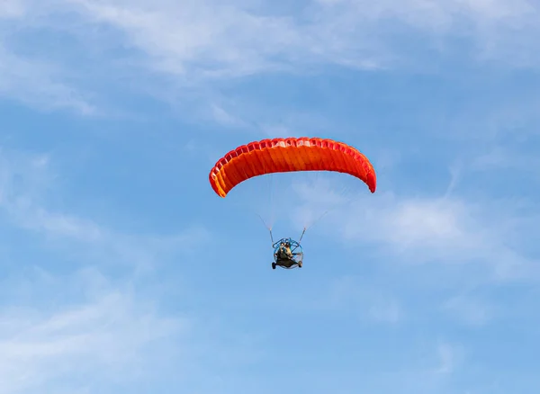 Atletas em um paraquedas motorizado voam a baixa altitude acima da costa do Mediterrâneo perto de Cesareia, no norte de Israel — Fotografia de Stock