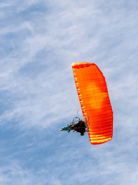 Athlètes en parachute motorisé volent à basse altitude au-dessus de la côte méditerranéenne près de Césarée dans le nord d'Israël — Photo