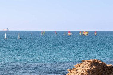 Bir grup sporcu Caesarea, İsrail yakınlarındaki küçük yatlarda antrenman yapıyor.