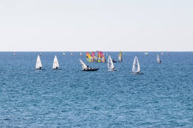 Bir grup sporcu Caesarea, İsrail yakınlarındaki küçük yatlarda antrenman yapıyor.