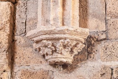 Akdeniz kıyısındaki Caesarea Kalesi 'nin kalıntılarındaki sütunlara dekoratif oyma Kuzey İsrail' deki Caesarea şehri yakınlarında.