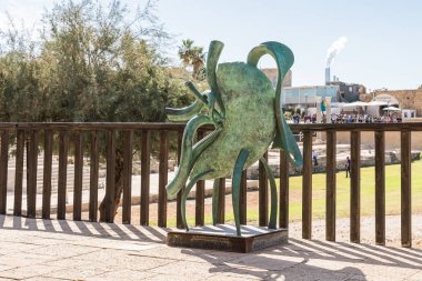 Caesarea şehrinde, Akdeniz kıyılarında, kuzey İsrail 'de, soyut tarzda yapılmış yeşil bir heykel.