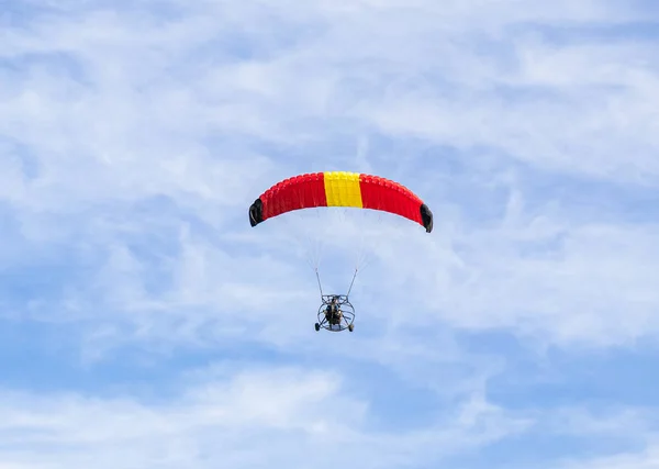 Atletas em um paraquedas motorizado voam a baixa altitude acima da costa do Mediterrâneo perto de Cesareia, no norte de Israel — Fotografia de Stock