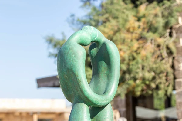 En grön staty föreställande två älskare och gjord i abstrakt stil står i ruinerna av Caesarea fästning på Medelhavskusten nära Caesarea stad i norra Israel — Stockfoto