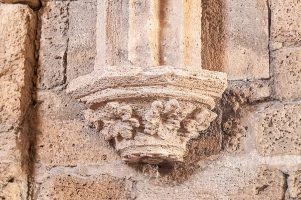 Tallado decorativo en columnas en ruinas de la fortaleza de Cesarea en la costa mediterránea cerca de la ciudad de Cesarea en el norte de Israel — Foto de Stock