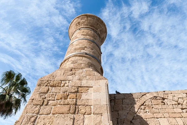 Os restos de uma antiga mesquita inativa - Islam Camii - com um minarete está localizado na cidade de Cesareia, nas margens do Mar Mediterrâneo, no norte de Israel — Fotografia de Stock