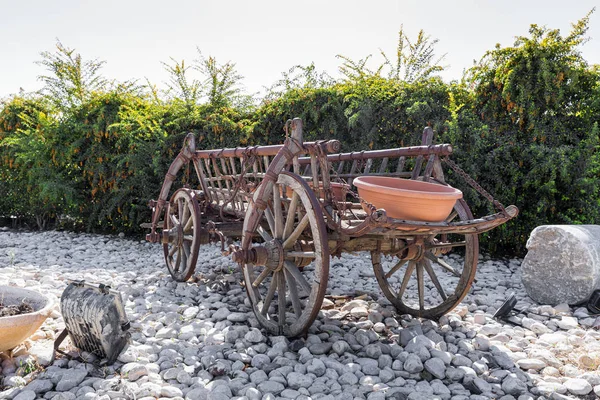 Sur le territoire de la ville de Césarée, au bord de la mer Méditerranée, dans le nord d'Israël, se dresse une charrette de style romain — Photo