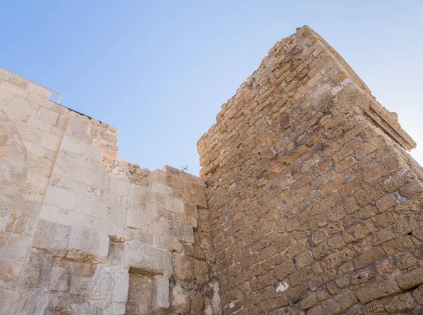 As ruínas da fortaleza de Cesareia construída por Herodes, o Grande, perto da cidade de Cesareia, nas margens do Mar Mediterrâneo, no norte de Israel — Fotografia de Stock