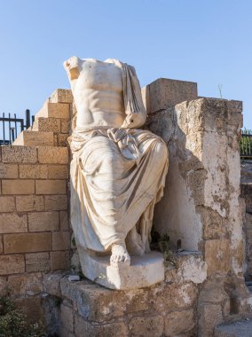 Sezar 'ın kuzeyindeki Caesarea şehrinin Akdeniz kıyısındaki Caesarea Kalesi' nde kırık kolları ve beyaz mermerden yapılmış kafası olan heykel.