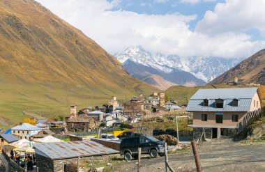 Gürcistan 'ın dağlık kesimindeki Svaneti' de kar kaplı dağların arka planında Ushguli köyü