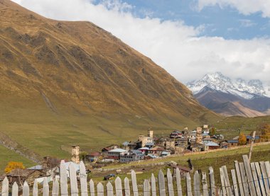 Gürcistan 'ın dağlık kesimindeki Svaneti' de kar kaplı dağların arka planında Ushguli köyü