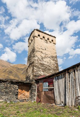 Watchtower - Koshki - Ushguli köyünde Svaneti 'nin dağlık kesimindeki dağların arka planında