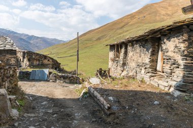 Gürcistan 'ın dağlık kesimindeki Svaneti' deki dağların arka planındaki Ushguli köyü.