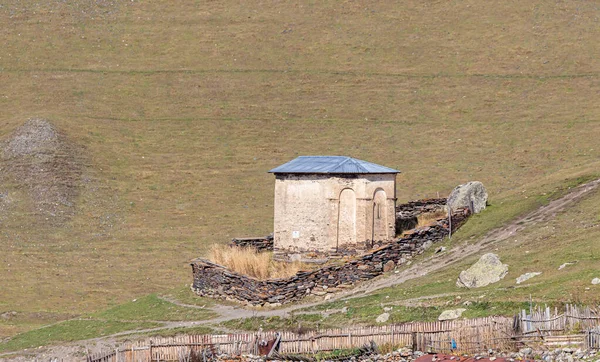 Kyrkan i Ushguli byn står på sidan av ett berg i Svaneti i den bergiga delen av Georgien — Stockfoto