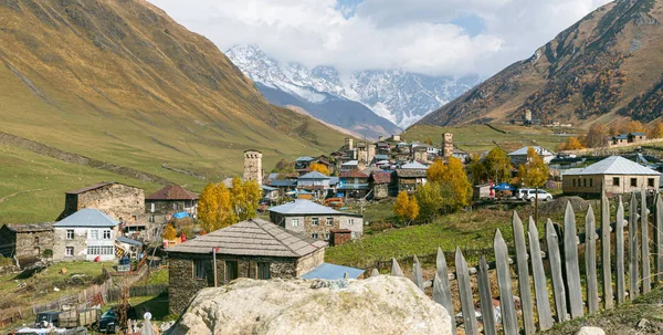 Pueblo de Ushguli sobre un fondo de montañas nevadas en Svaneti en la parte montañosa de Georgia — Foto de Stock