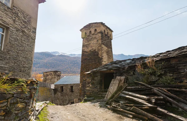 Ushguli byn på en bakgrund av berg i Svaneti i den bergiga delen av Georgien — Stockfoto