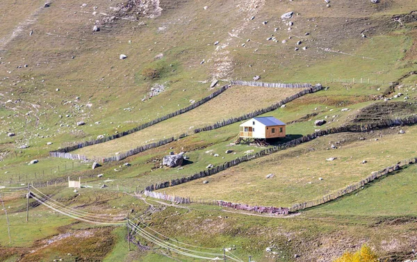 Ένα μόνο αγρόκτημα βρίσκεται στους πρόποδες του βουνού κοντά στο χωριό Ushguli στο Svaneti στο ορεινό τμήμα της Γεωργίας — Φωτογραφία Αρχείου