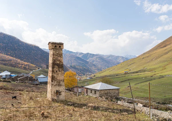 Ushguli byn på en bakgrund av berg i Svaneti i den bergiga delen av Georgien — Stockfoto