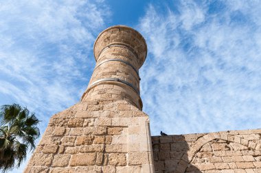 Akdeniz kıyısındaki Caesarea şehrinde, İsrail 'in kuzeyindeki Akdeniz kıyısında, minareli eski bir camii olan İslam Camii' nin kalıntıları bulunmaktadır.