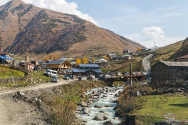 Küçük köy Georgia 'nın dağlık kesimindeki Svaneti' de bir dağ yamacında yer almaktadır.