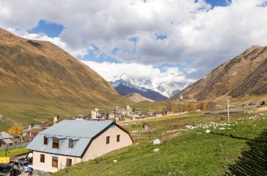Gürcistan 'ın dağlık kesimindeki Svaneti' nin dağlık kesimindeki Ushguli köyü, dağlar ve karla kaplı zirveleri.
