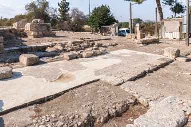 Mozaik zeminin kalıntıları Emmaus Nicopolis bölgesindeki Bizans kilise kompleksinin kalıntıları.