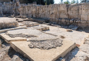 Mozaik zeminin kalıntıları Emmaus Nicopolis bölgesindeki Bizans kilise kompleksinin kalıntıları.