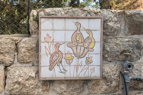 Decorative drawing depicting birds and flowers on a stone wall in the territory of Emmaus Nicopolis — Stock Photo, Image