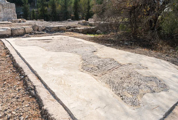 Os restos do piso de mosaico nas ruínas do complexo da igreja bizantina no território de Emaús Nicópolis — Fotografia de Stock