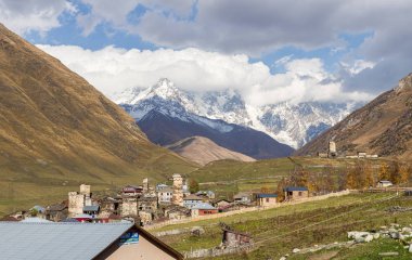 Gürcistan 'ın dağlık kesimindeki Svaneti' nin dağlık kesimindeki Ushguli köyü, dağlar ve karla kaplı zirveleri.