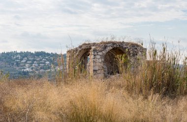 12. yüzyılın Haçlı Kalesi, Tapınak Şövalyeleri Toron des Chevaliers. Salah ad Din 'i yakalayıp yok etti. İsrail 'de Latrun yakınlarındaki konum