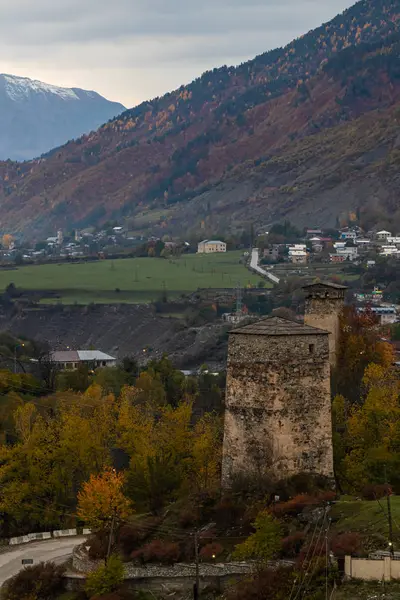 Early morning panoramic view of Mestia village in Svaneti, watchtowers - Koshki and the snow-capped peaks of the mountains in the distance in the mountainous part of Georgia — Stock Photo, Image