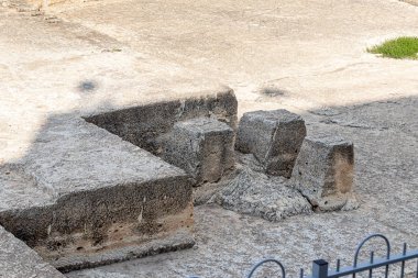 Haçlı Kalesi 'nin arkeolojik kazıları İsrail' deki Kudüs yakınlarındaki Neşe Dağı 'nda Samuel peygamberinin mezarının yanında yer almaktadır.