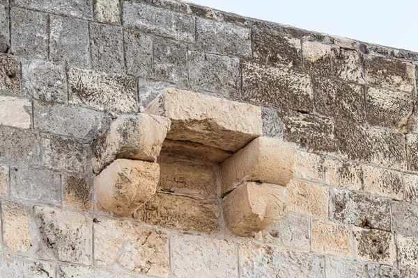 Der Teil der Minarett-Außenmauer, der sich auf dem Territorium des Grabes des Propheten Samuel befindet, erhebt sich über die Restmauer der Kreuzritterfestung des Berges der Freude in der Nähe von jerusalem in Israel — Stockfoto