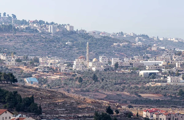 Blick vom Dach einer Moschee, die auf dem Grab des Propheten Samuel auf dem Berg der Freude steht, auf die nahe gelegenen arabischen Dörfer — Stockfoto