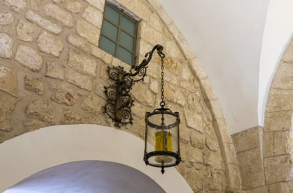Decoratieve olielamp hangend aan de muur in het binnenste van het Joodse deel van het graf van de profeet Samuel gelegen op de Berg van Vreugde nabij Jeruzalem in Israël — Stockfoto