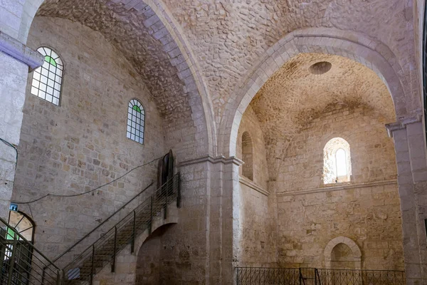El interior de la mezquita y la parte musulmana de la tumba del profeta Samuel en el Monte de la Alegría cerca de Jerusalén en Israel — Foto de Stock