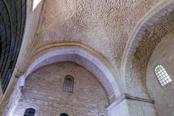 El interior de la mezquita y la parte musulmana de la tumba del profeta Samuel en el Monte de la Alegría cerca de Jerusalén en Israel — Foto de Stock