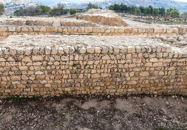 Escavações arqueológicas da fortaleza cruzada localizada no local do túmulo do profeta Samuel no Monte Joy, perto de Jerusalém, em Israel — Fotografia de Stock