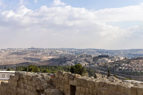 Kudüs 'ün yakın bölgelerinde, Neşe Dağı' ndaki Samuel peygamberinin mezarının üzerinde duran bir caminin çatısından bak. — Stok fotoğraf