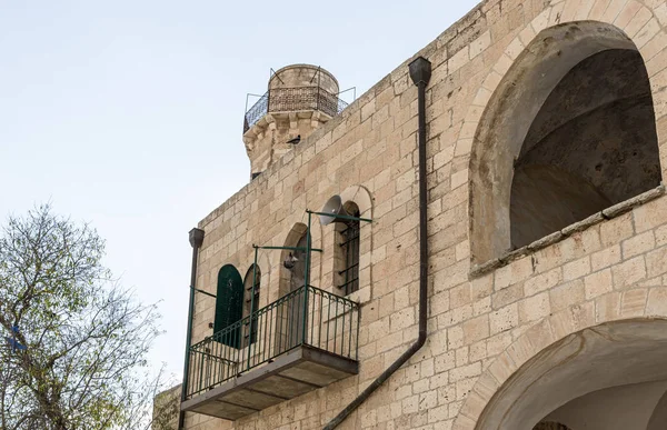 A parede exterior da mesquita localizada no território da sepultura do profeta Samuel no Monte da Alegria, perto de Jerusalém, em Israel — Fotografia de Stock