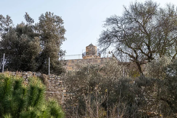 İsrail 'deki Kudüs yakınlarındaki Neşe Dağı' nda, peygamber Samuel 'in mezarının bulunduğu yerdeki caminin dış duvarı. — Stok fotoğraf